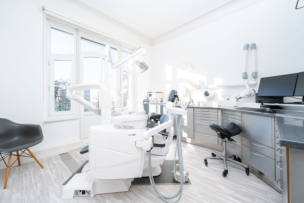 Einrichtung Behandlungsraum Zahnzentrum Rosenheim